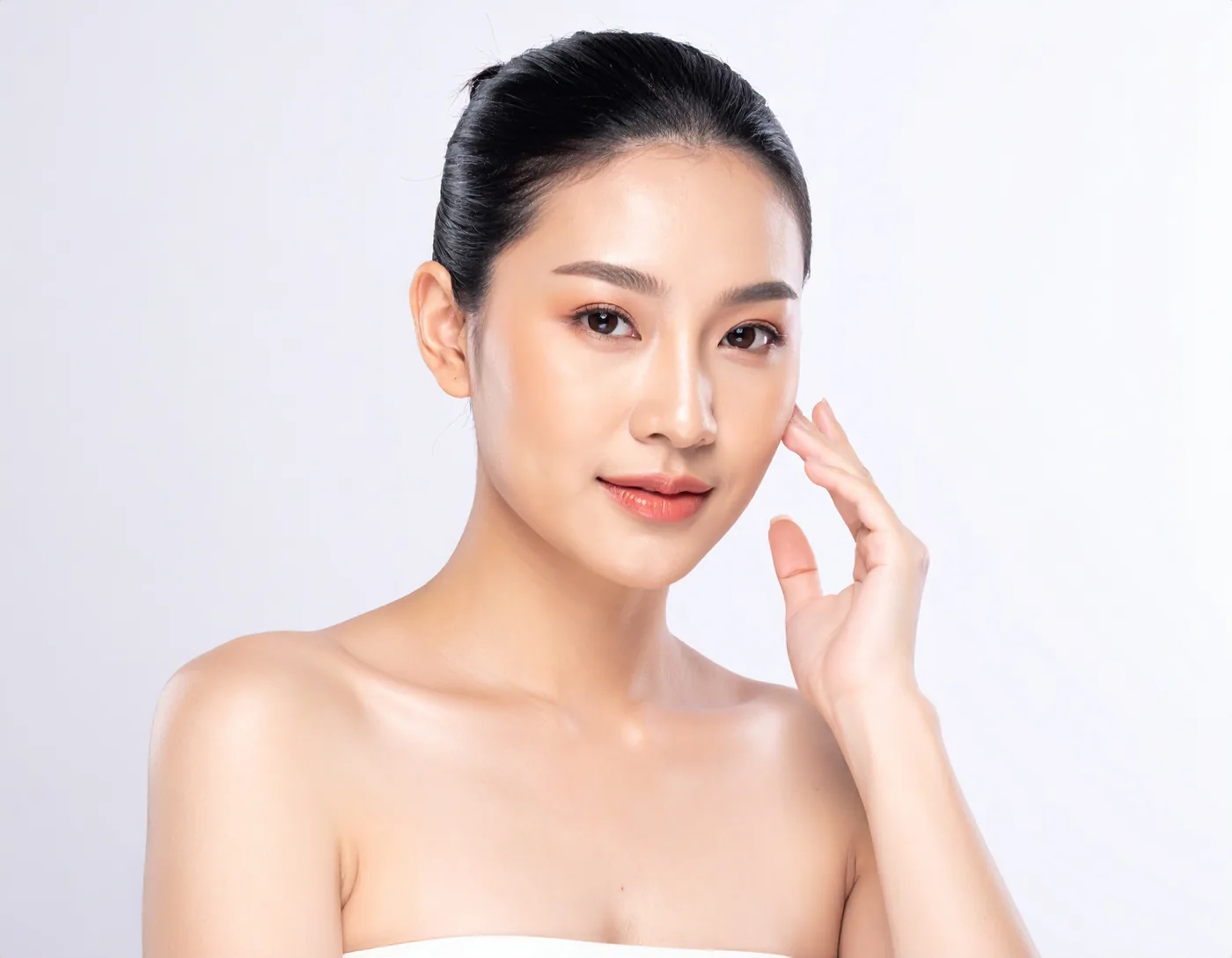 Đôi mày và môi tự nhiên sau khi phun