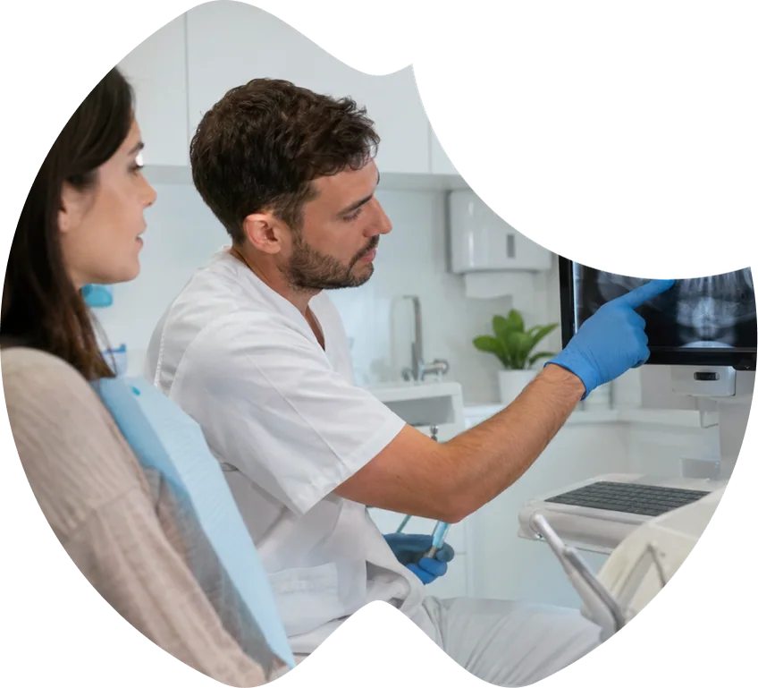 Bác sĩ giải thích phim X-quang cho bệnh nhân