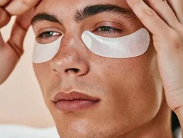 Người đàn ông đắp miếng dưỡng dưới mắt trước buổi trẻ hóa vùng mắt