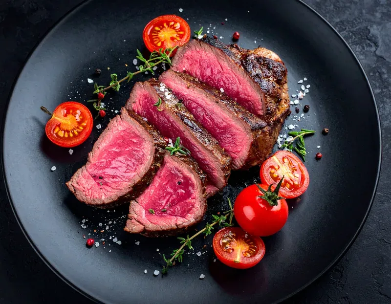 Ribeye wagyu thái lát tái hồng bên cà chua bi
