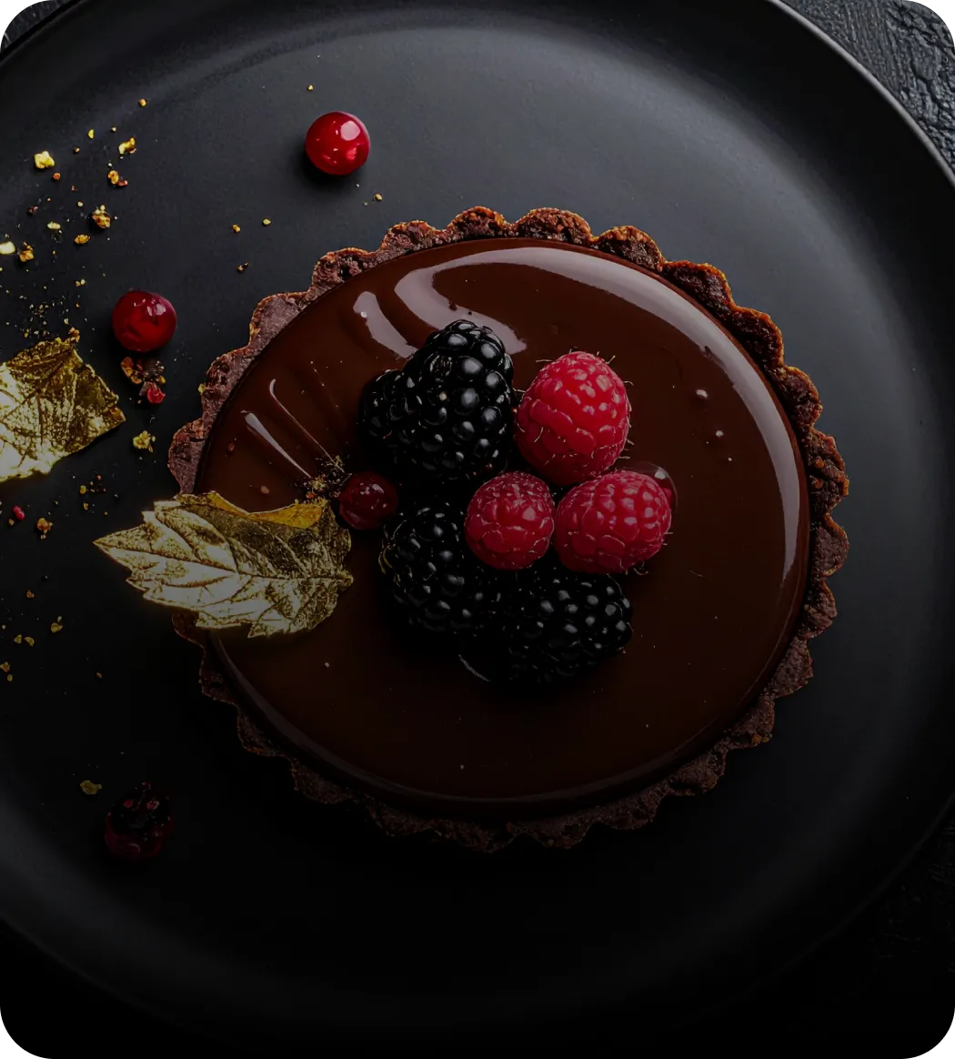 Bánh tart sô-cô-la đen phủ mâm xôi và việt quất