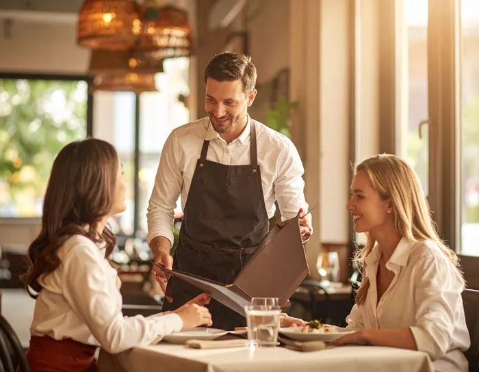 Bữa tối sinh nhật, nhân viên đang phục vụ bàn khách