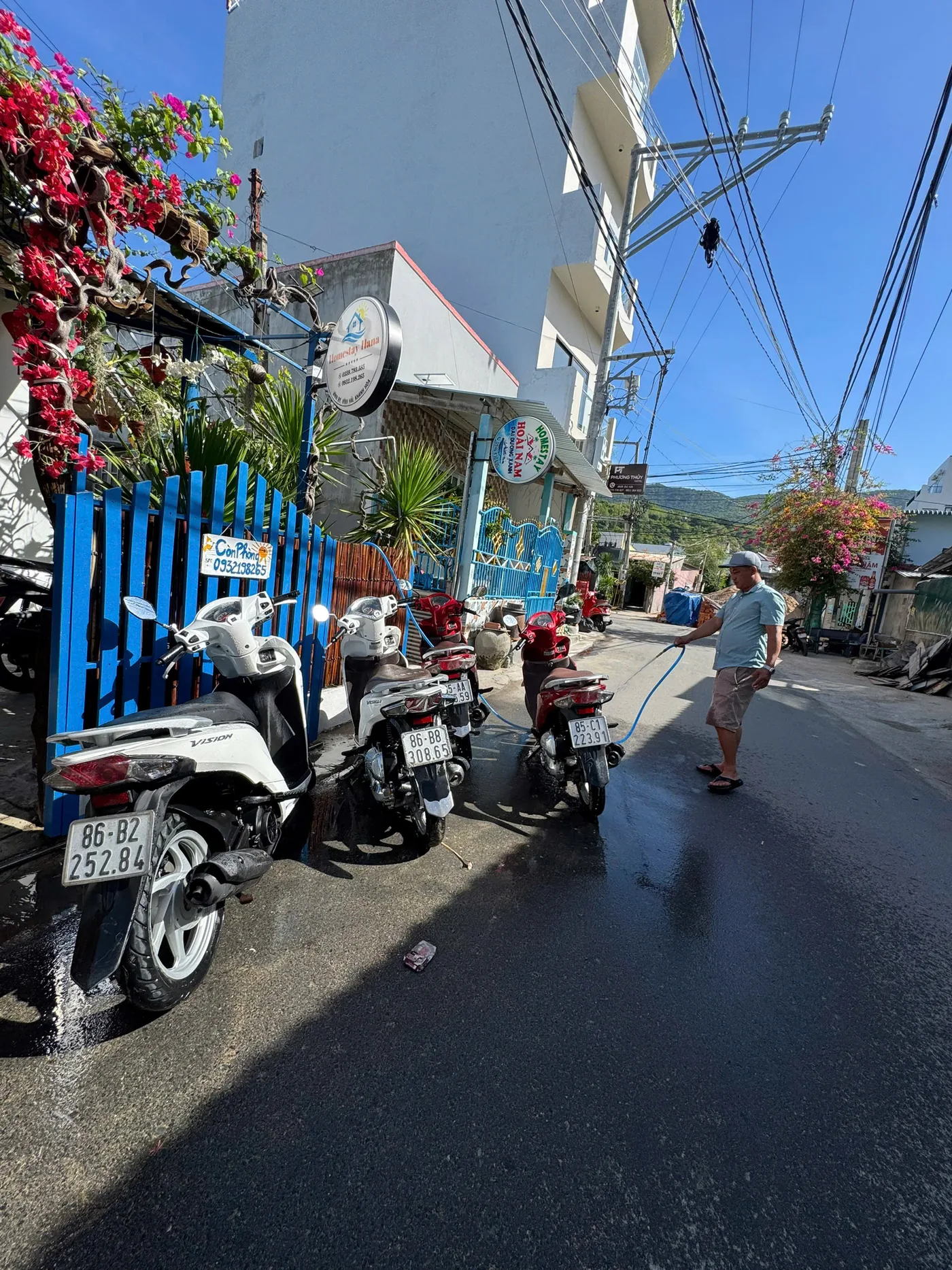 Xe máy cho thuê đậu trước cổng homestay trong làng chài Vĩnh Hy