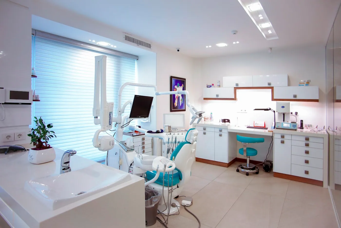 Phòng điều trị sáng sủa, ghế nha khoa hiện đại tại Oracare