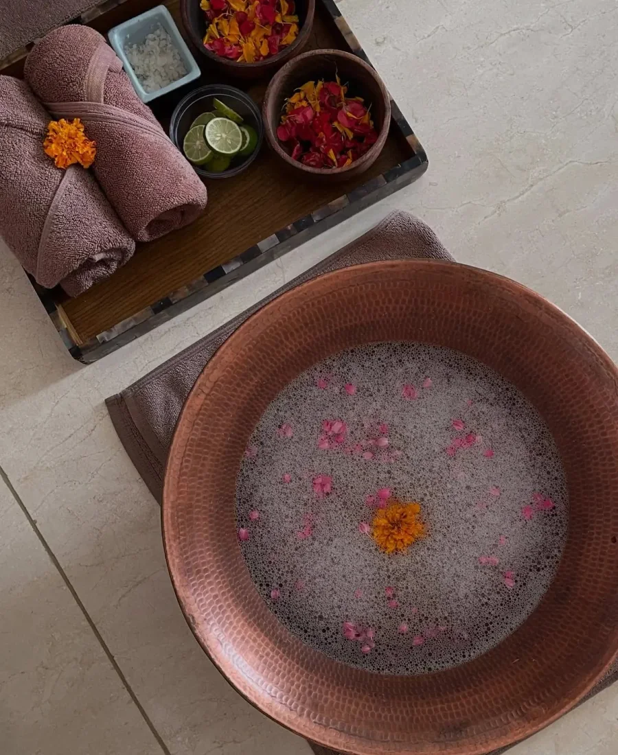 Chậu ngâm chân muối khoáng và khăn cuộn