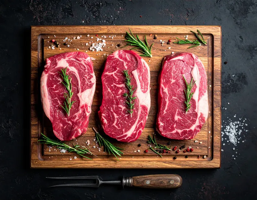 Thăn lưng bò tươi trên thớt gỗ tại quầy Prime Cut Market