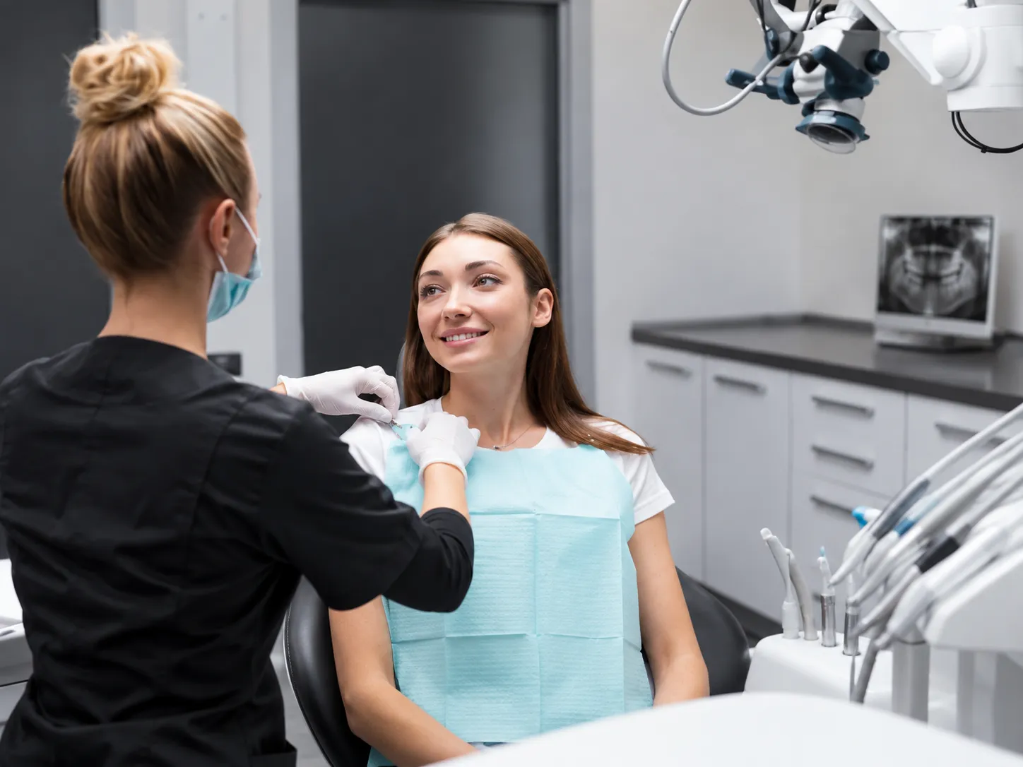 Bác sĩ PureSmile kiểm tra nụ cười cho bệnh nhân
