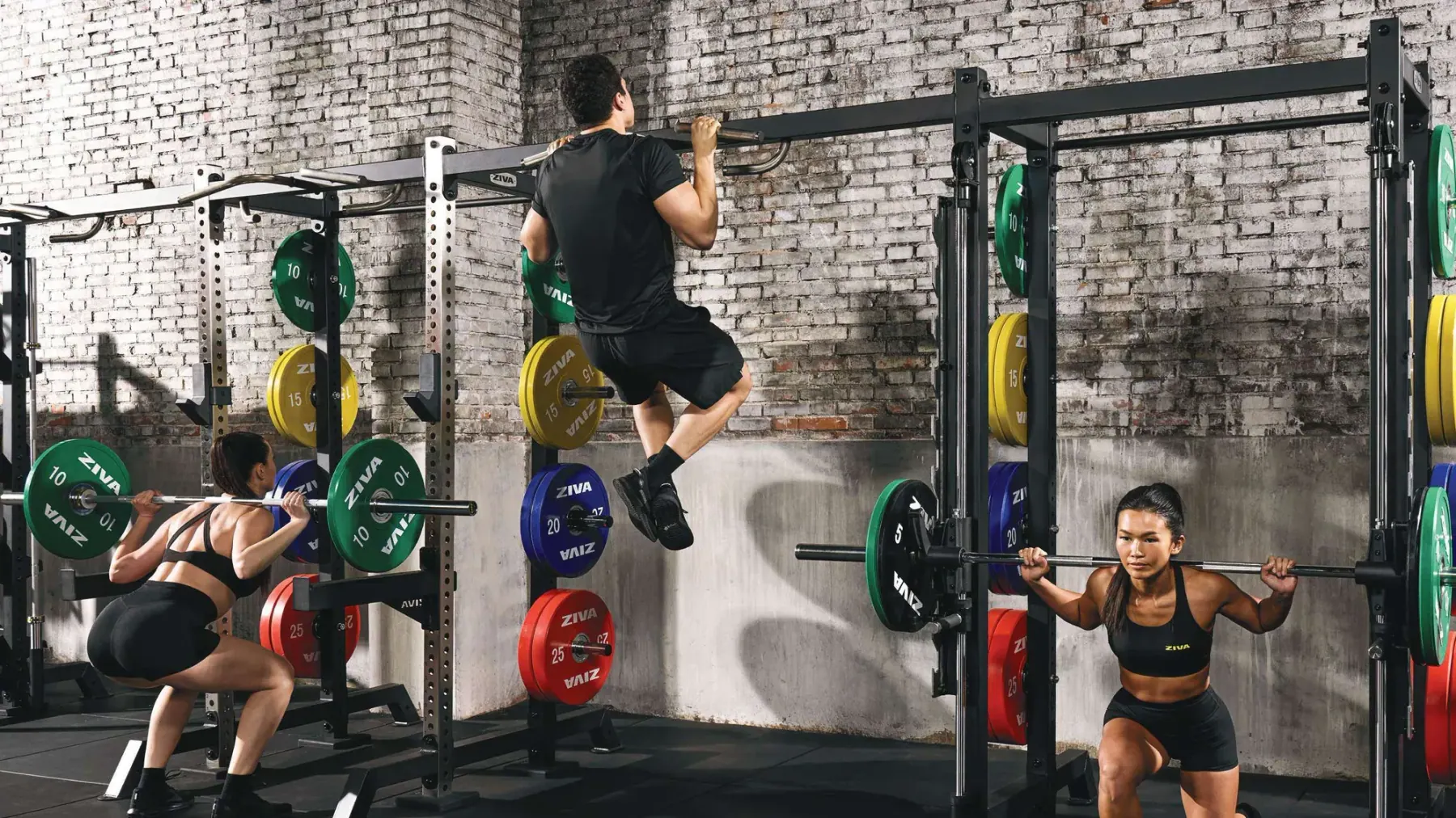Các vận động viên tập luyện tại khu rack của trung tâm hiệu suất thể thao