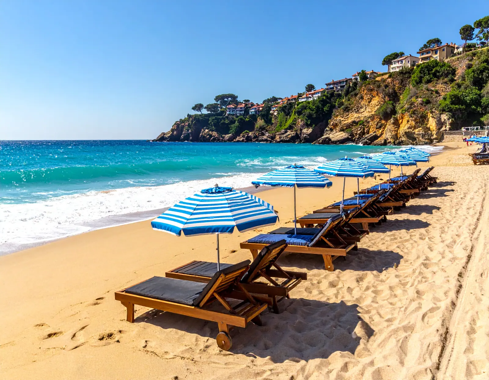 Bãi biển Mallorca với hàng ô xanh trắng